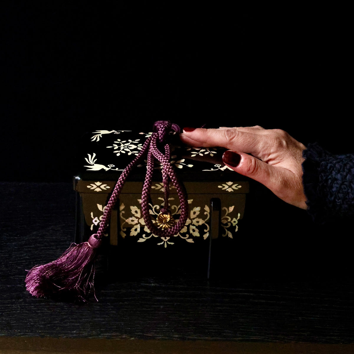 Tebako (Japanese box for precious objects) in black urushi lacquer and mother-of-pearl, Shōsō-in moyō design by Ishida Shinonome-dō