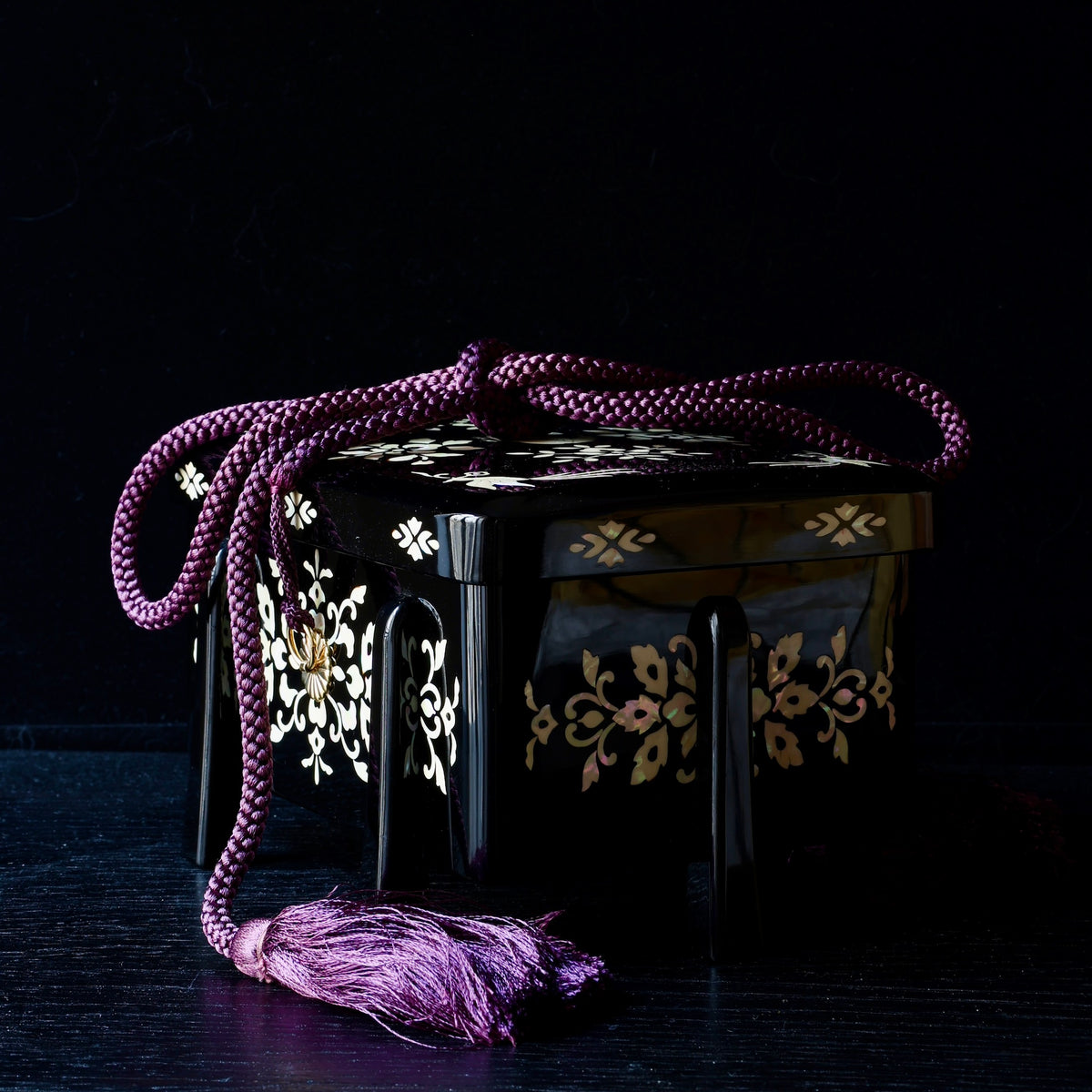 Tebako (Japanese box for precious objects) in black urushi lacquer and mother-of-pearl, Shōsō-in moyō design by Ishida Shinonome-dō