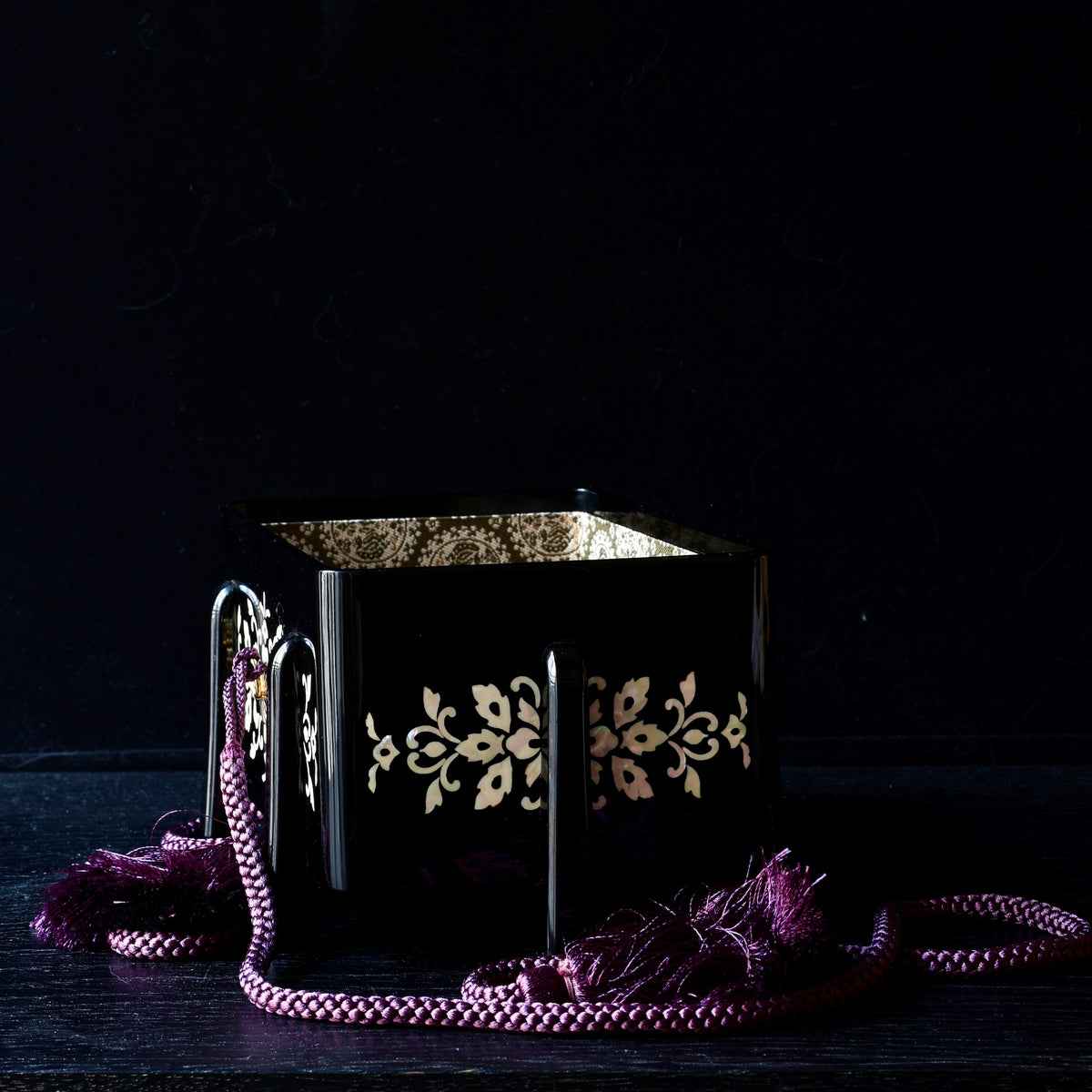 Tebako (Japanese box for precious objects) in black urushi lacquer and mother-of-pearl, Shōsō-in moyō design by Ishida Shinonome-dō