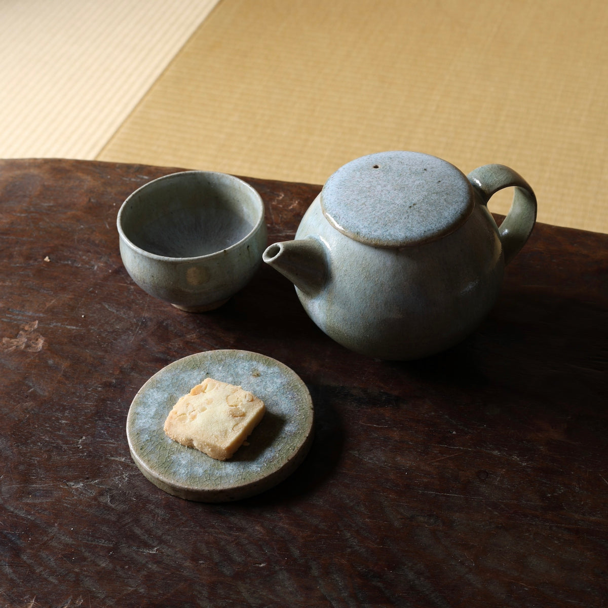 Théière kyūsu à glaçure de cendre de l’atelier Tokinoha