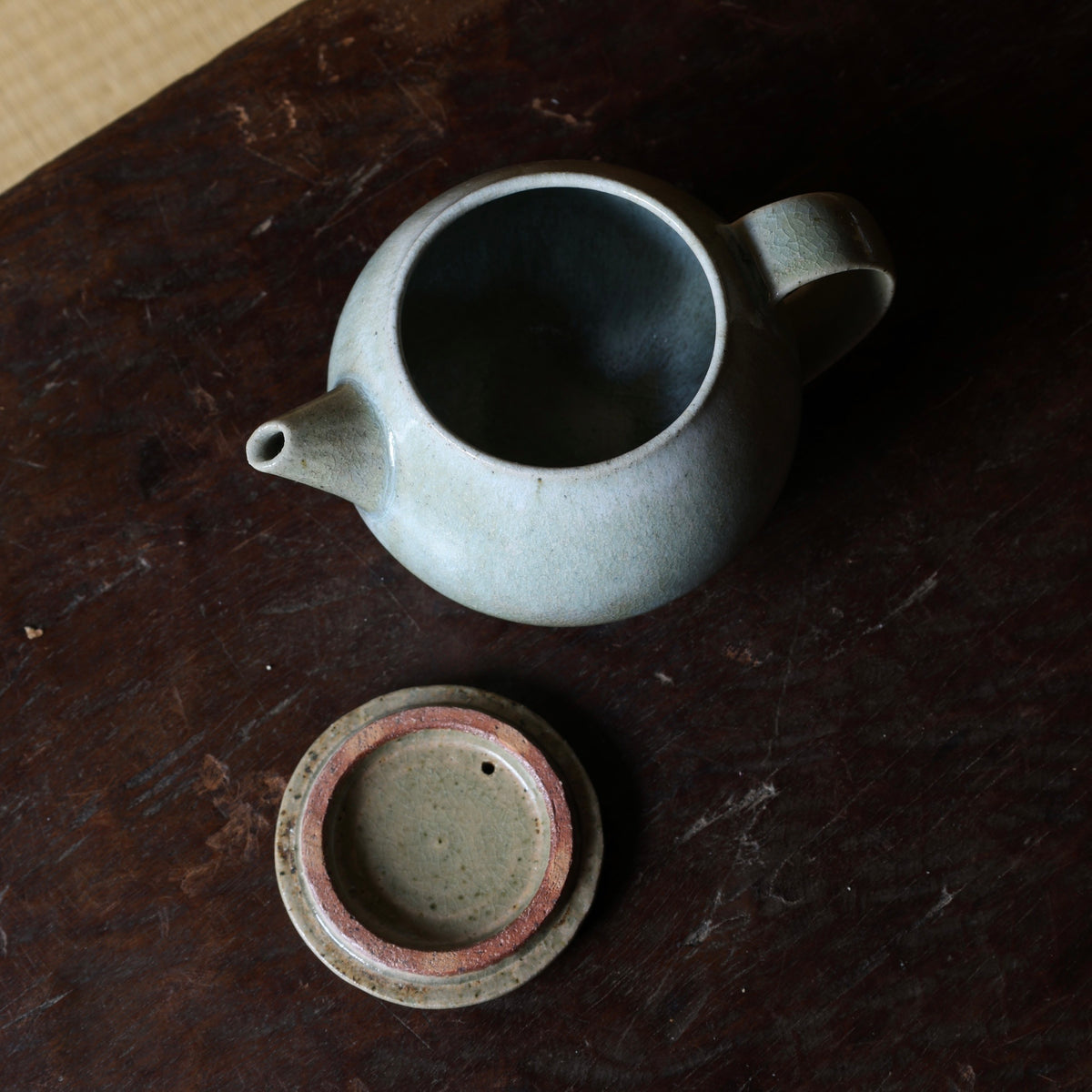 Théière kyūsu à glaçure de cendre de l’atelier Tokinoha