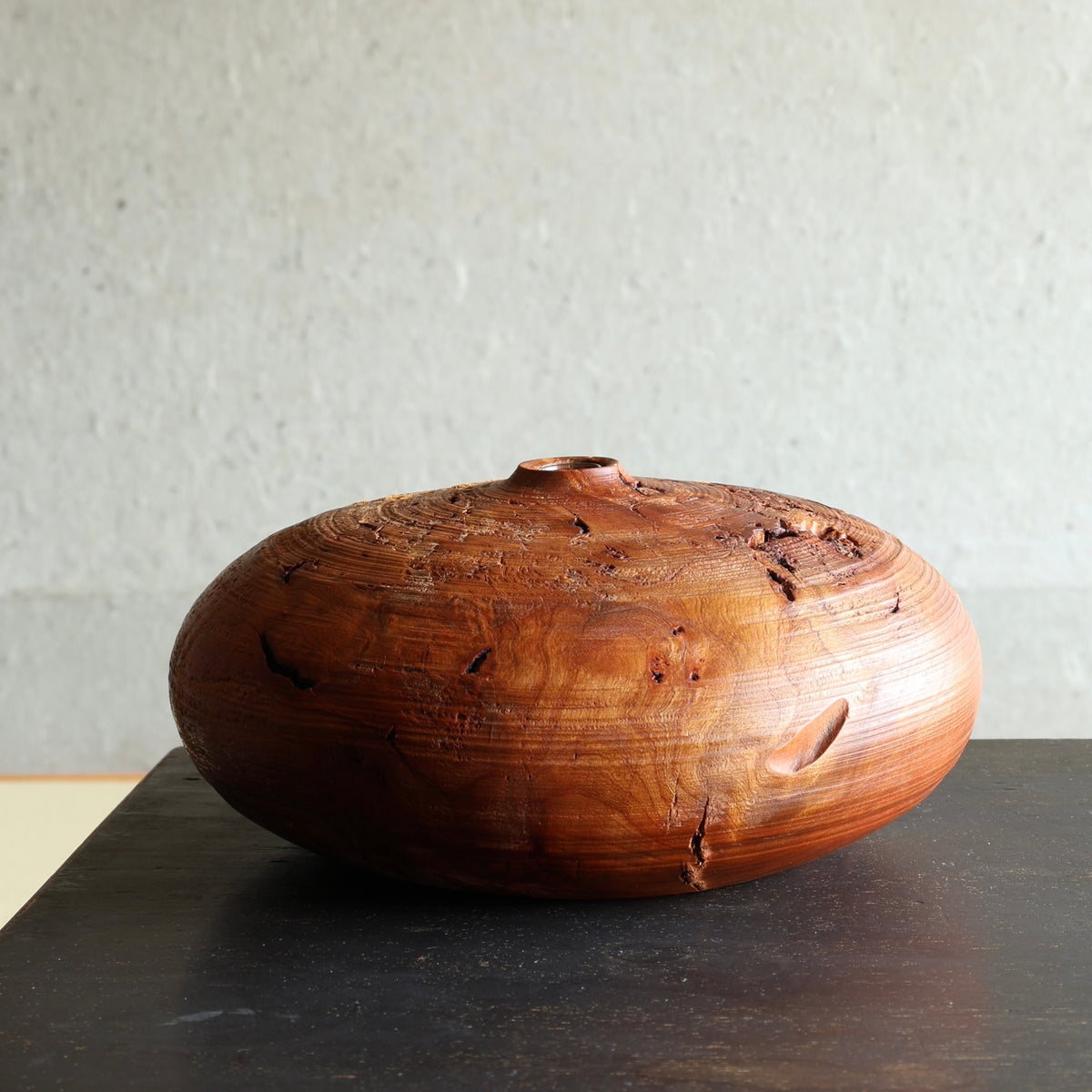 Vase-sculpture en sakura (bois de cerisier japonais) de Masahito Ikeda