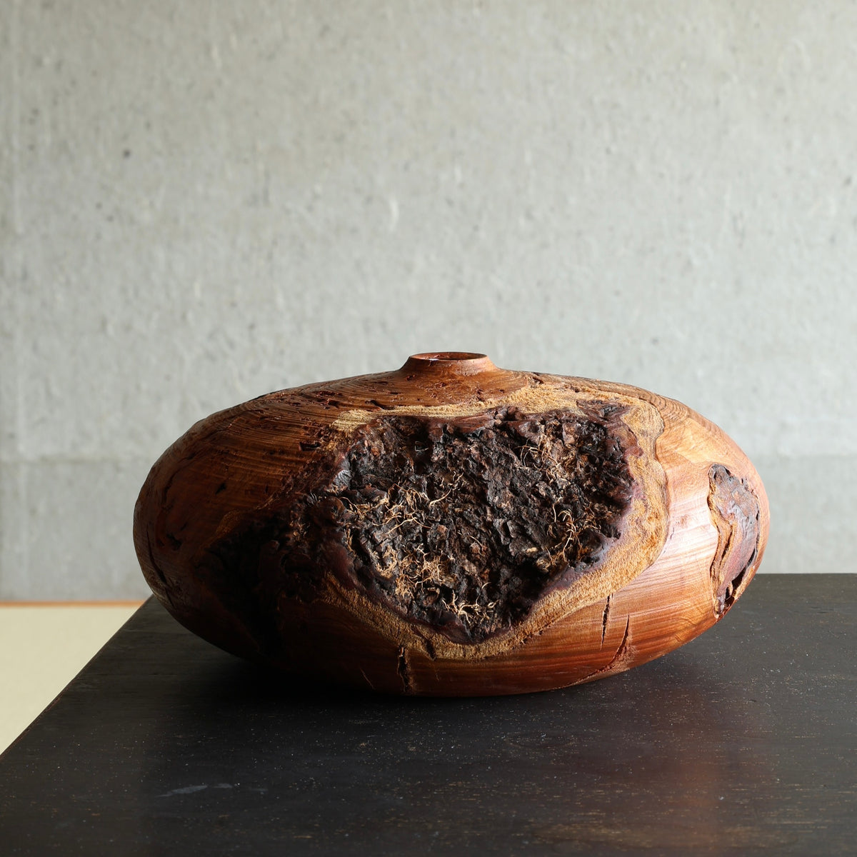 Vase-sculpture en sakura (bois de cerisier japonais) de Masahito Ikeda