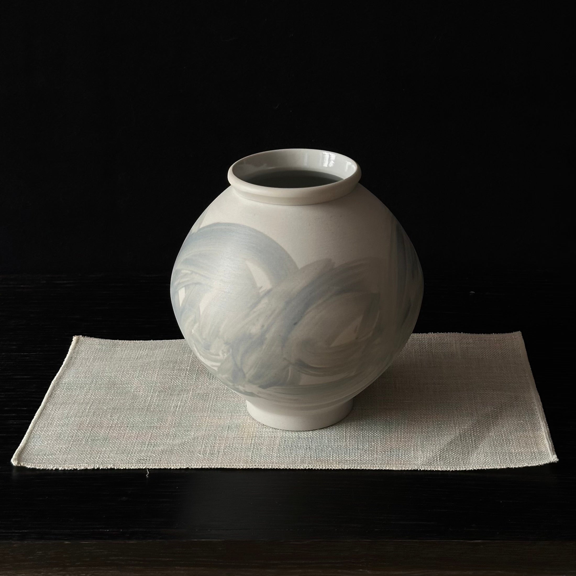 Jarre de Lune contemporaine de Nuri Lee