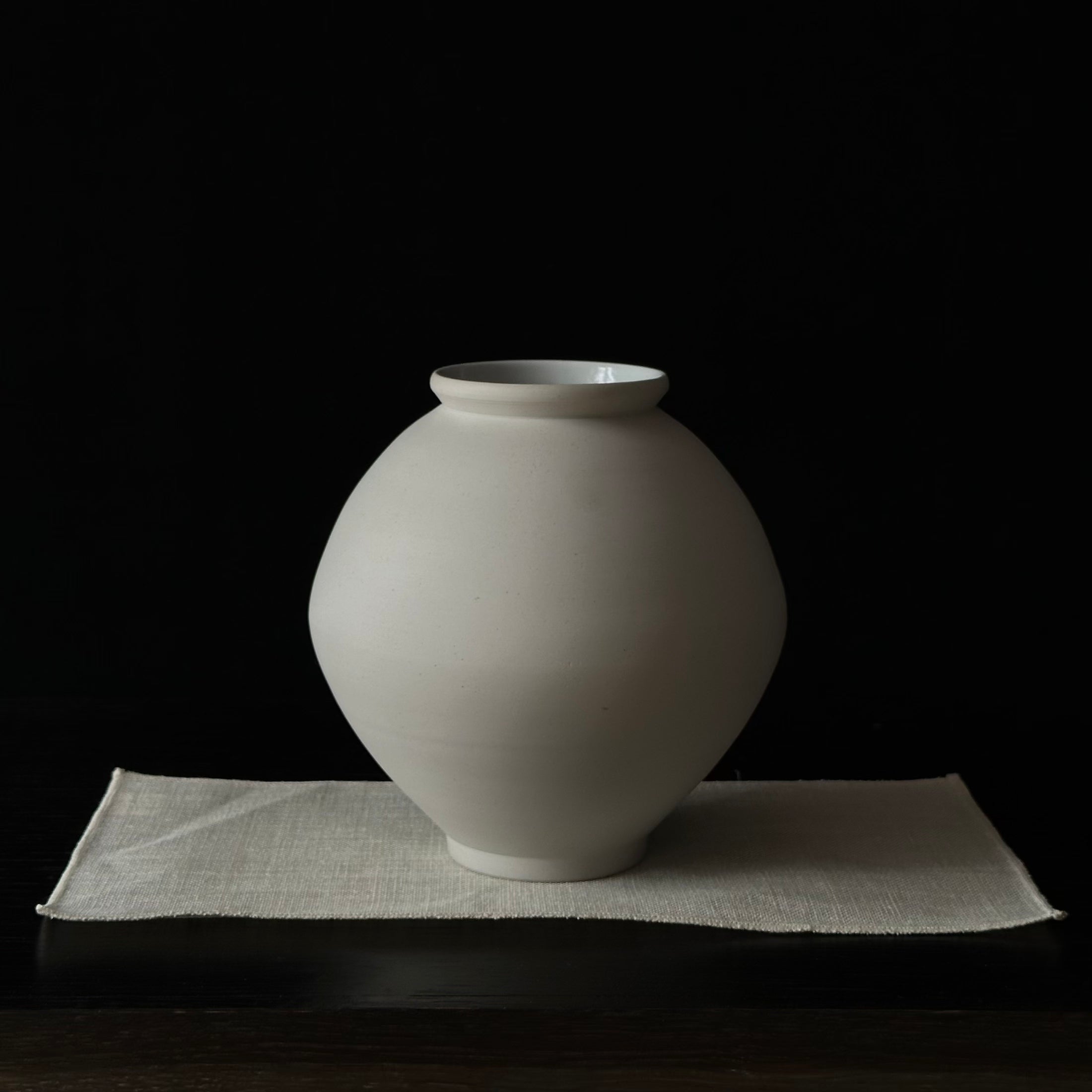 Jarre de Lune contemporaine de Nuri Lee