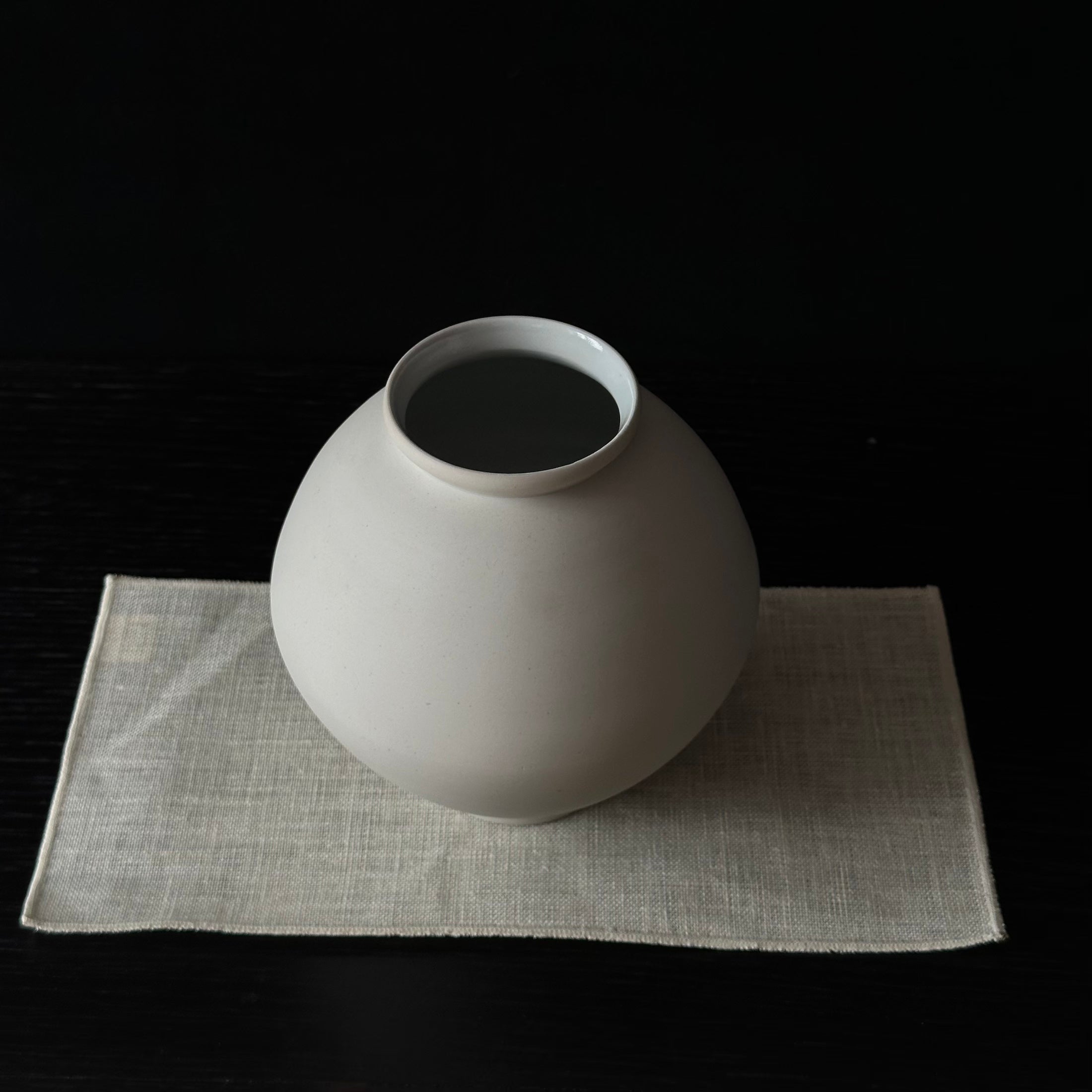 Jarre de Lune contemporaine de Nuri Lee