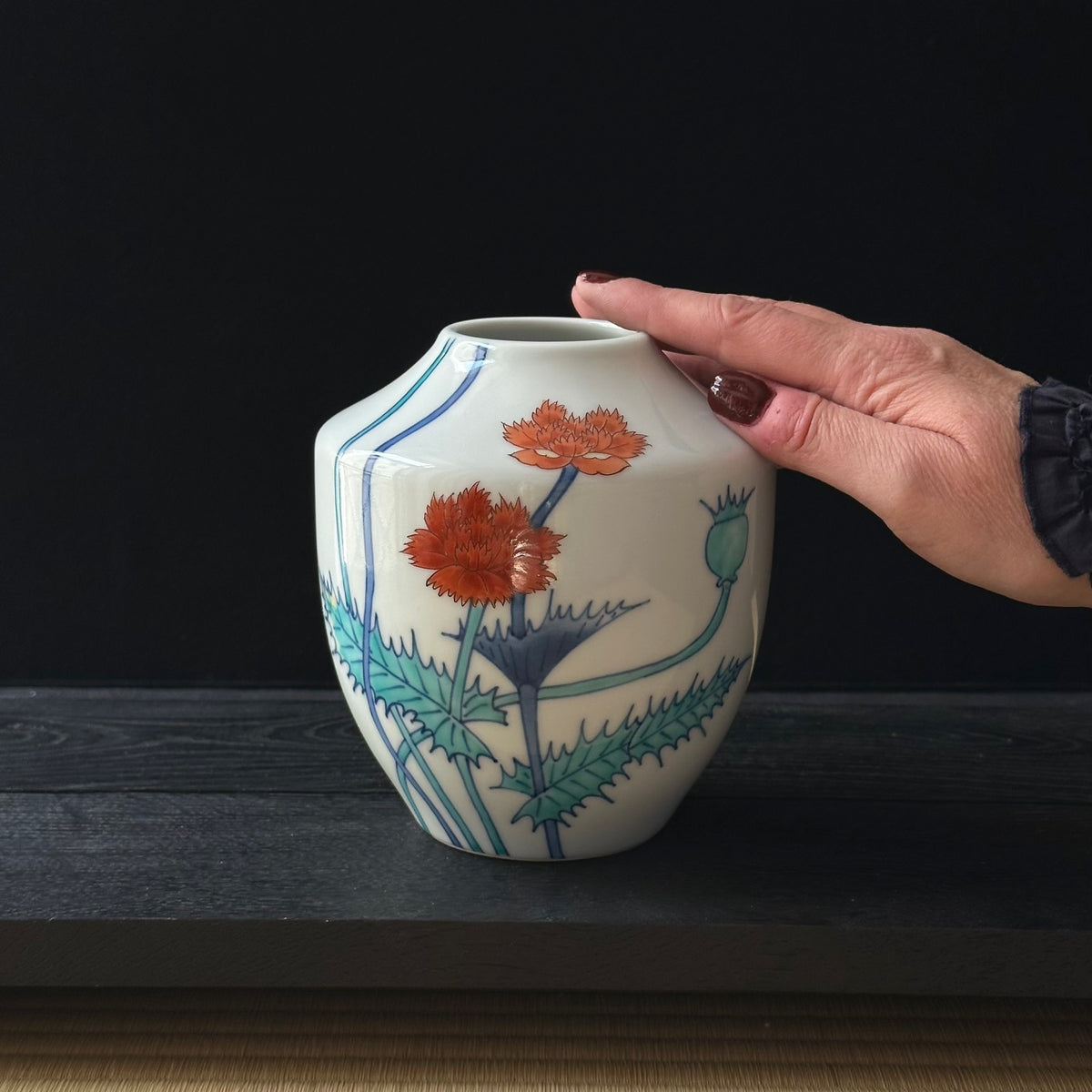 Vase iro-Nabeshima à décor de Keshi (fleurs de pavot) de Imaizumi Imaemon XII