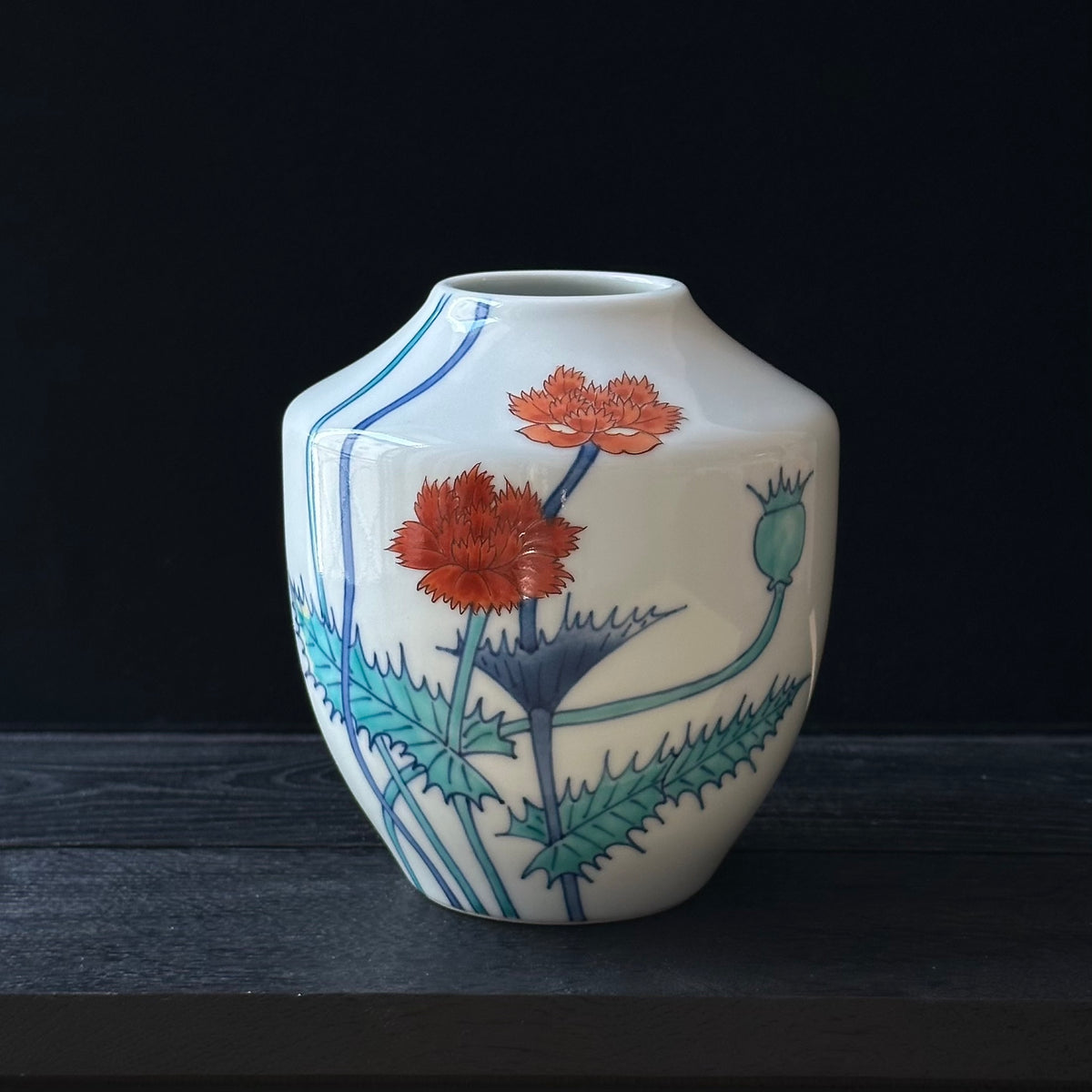 Vase iro-Nabeshima à décor de Keshi (fleurs de pavot) de Imaizumi Imaemon XII