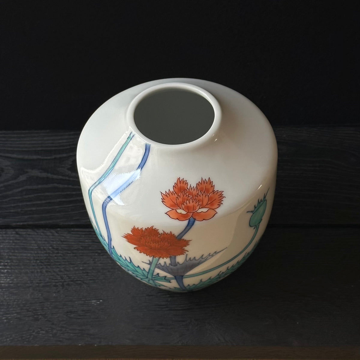 Vase iro-Nabeshima à décor de Keshi (fleurs de pavot) de Imaizumi Imaemon XII
