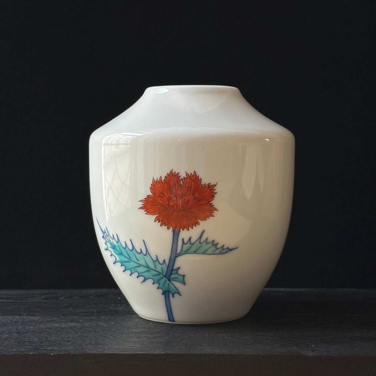 Vase iro-Nabeshima à décor de Keshi (fleurs de pavot) de Imaizumi Imaemon XII