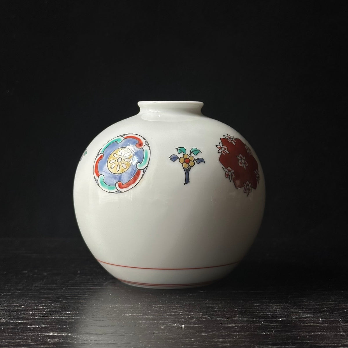 Vase en porcelaine Kakiemon à décor de Hanamaru (médaillons floraux) de Sakaida Kakiemon XIII