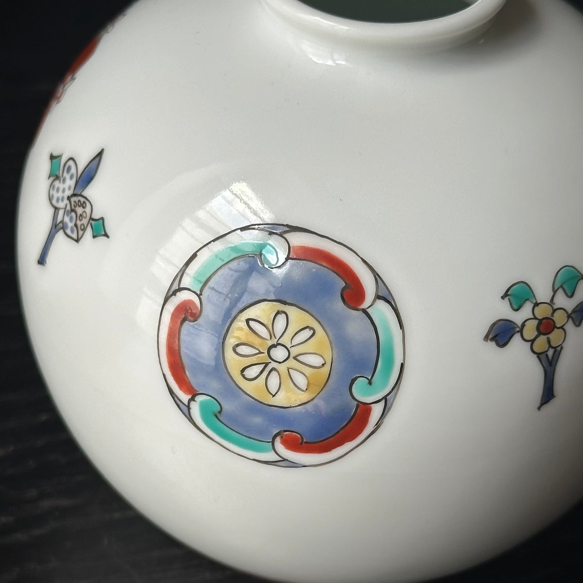 Vase en porcelaine Kakiemon à décor de Hanamaru (médaillons floraux) de Sakaida Kakiemon XIII