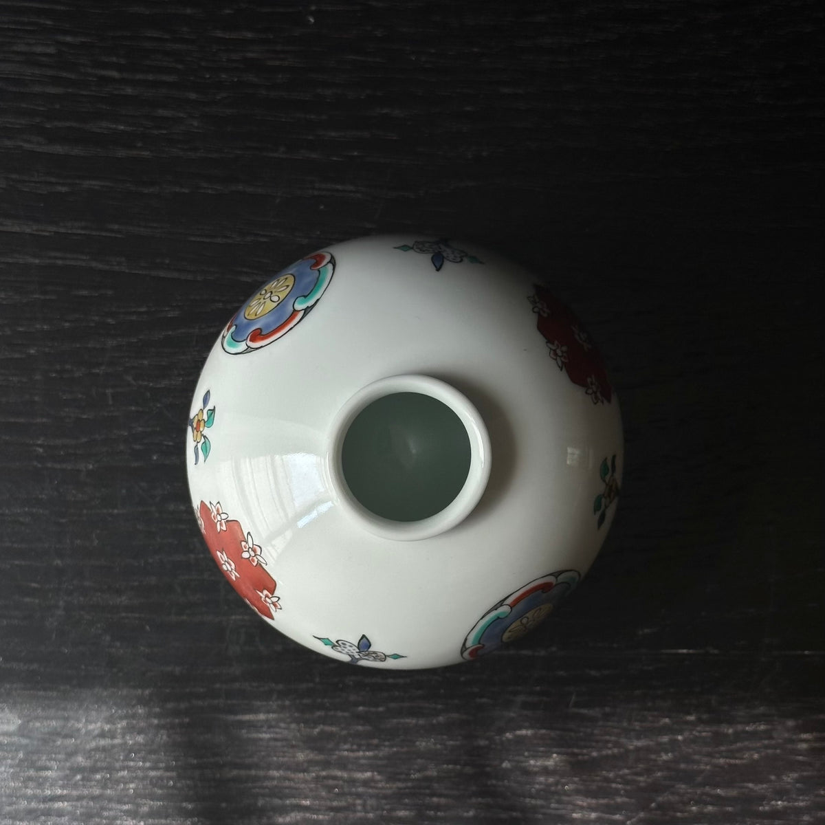 Vase en porcelaine Kakiemon à décor de Hanamaru (médaillons floraux) de Sakaida Kakiemon XIII
