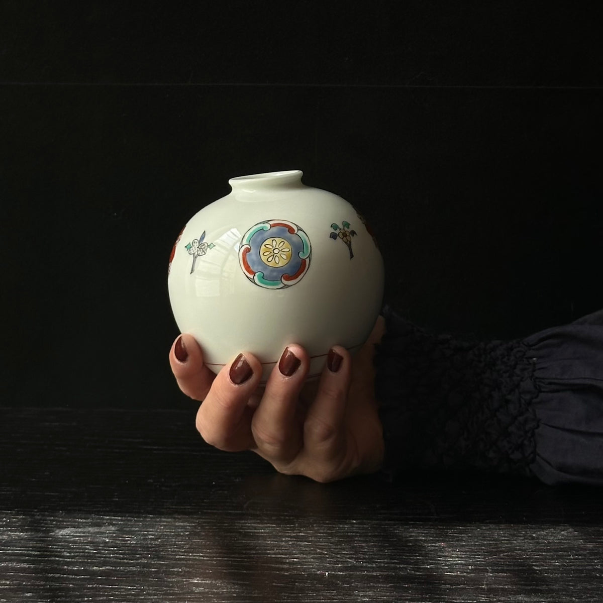 Vase en porcelaine Kakiemon à décor de Hanamaru (médaillons floraux) de Sakaida Kakiemon XIII