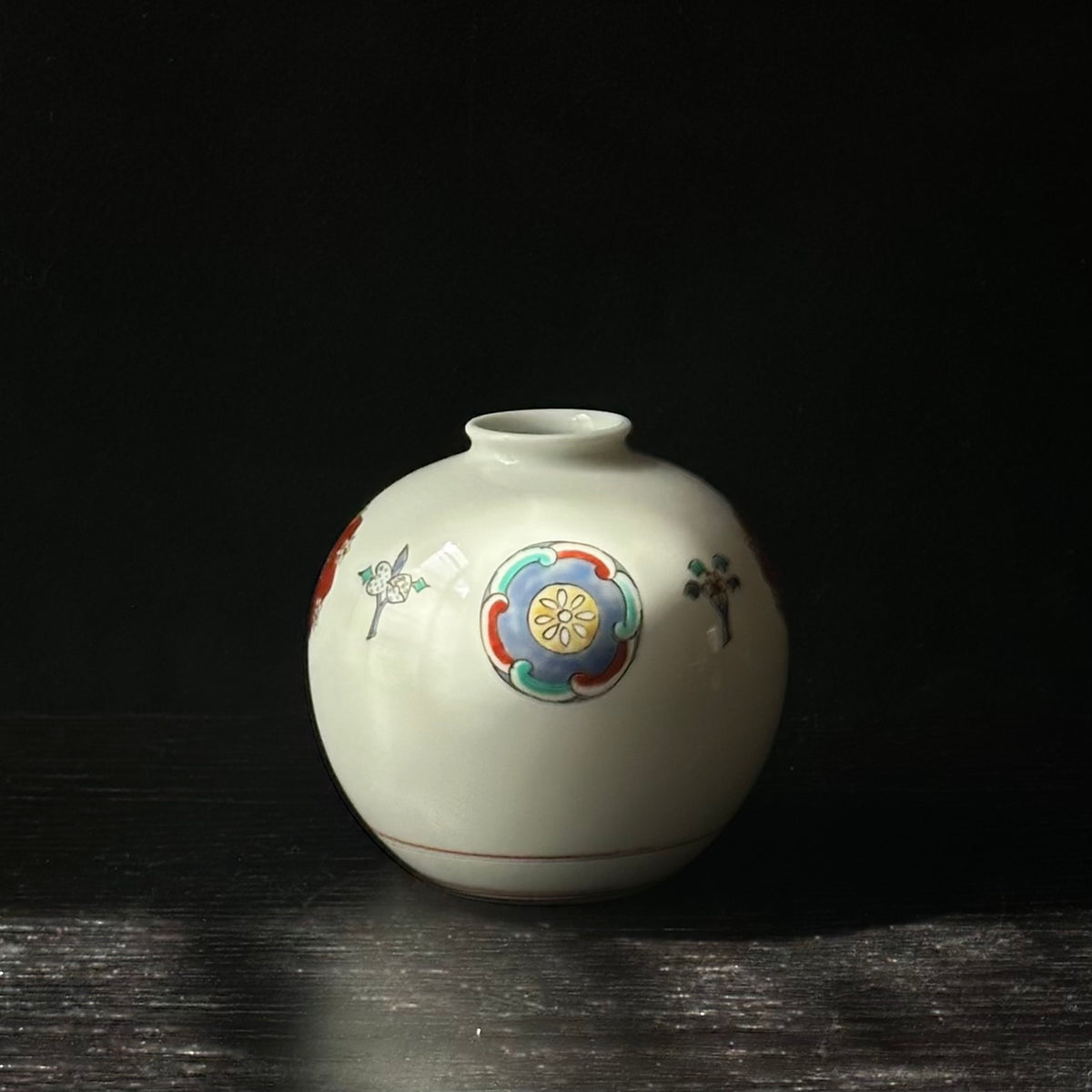 Vase en porcelaine Kakiemon à décor de Hanamaru (médaillons floraux) de Sakaida Kakiemon XIII