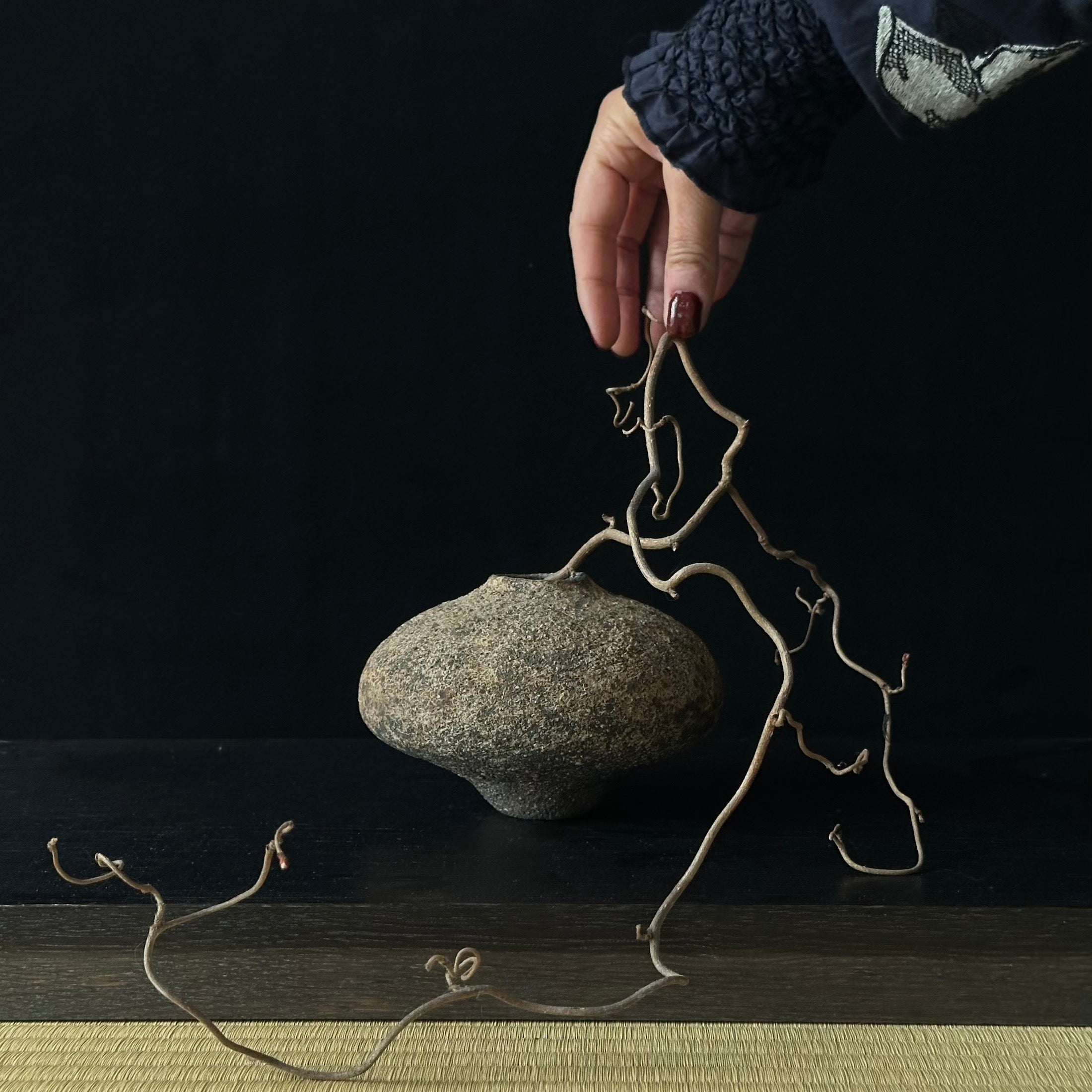 Vase “Soil Seeds” en grès brut de Hiroshi Aoki