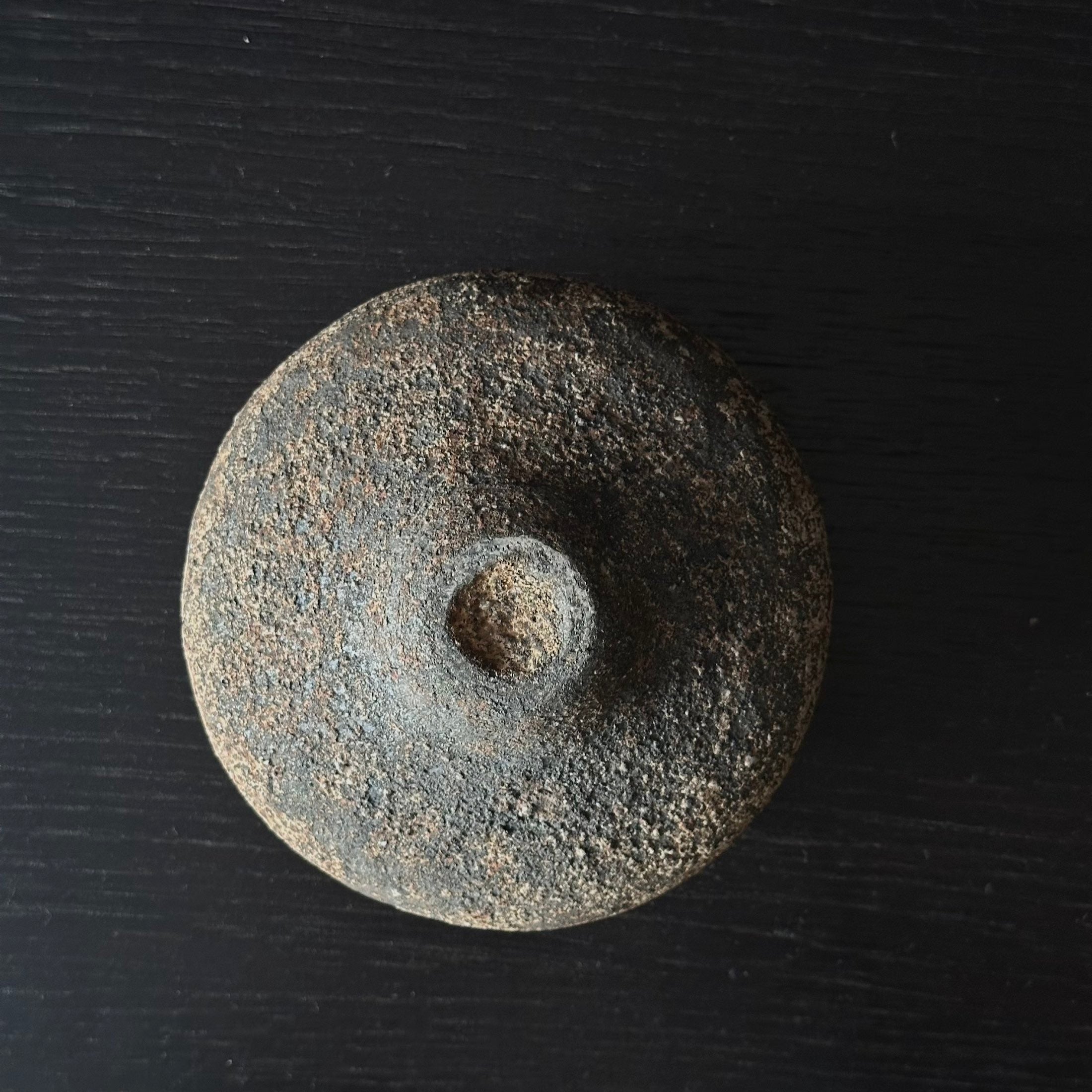 Vase “Soil Seeds” en grès brut de Hiroshi Aoki