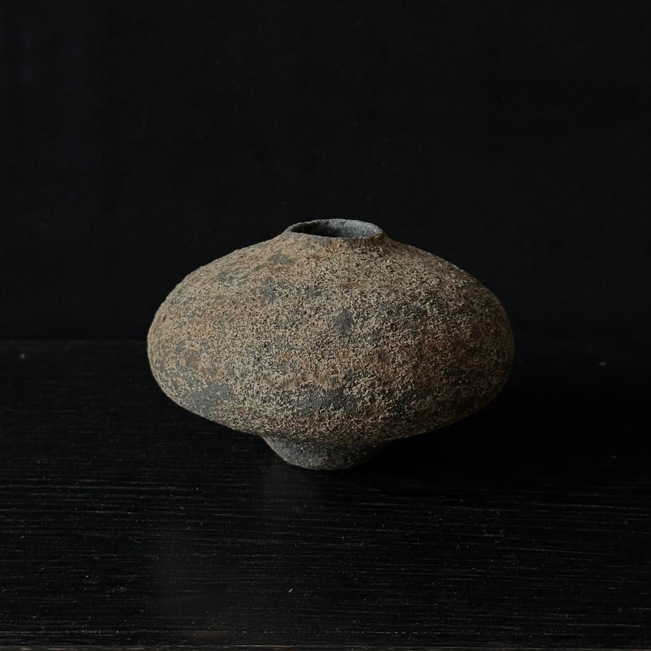 Vase “Soil Seeds” en grès brut de Hiroshi Aoki