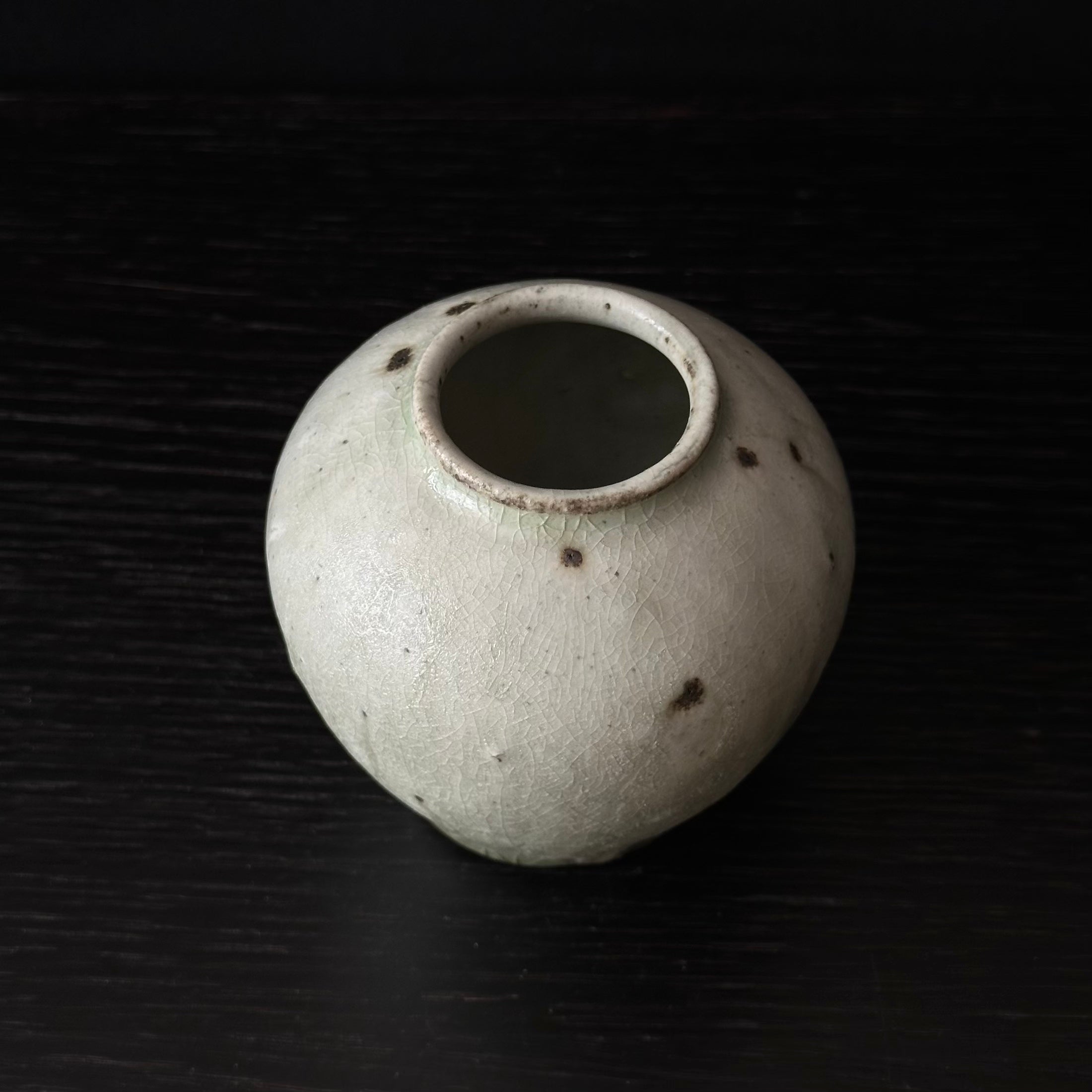 Trio de vases en céramique blanche kōhiki de Yukiko Takemoto