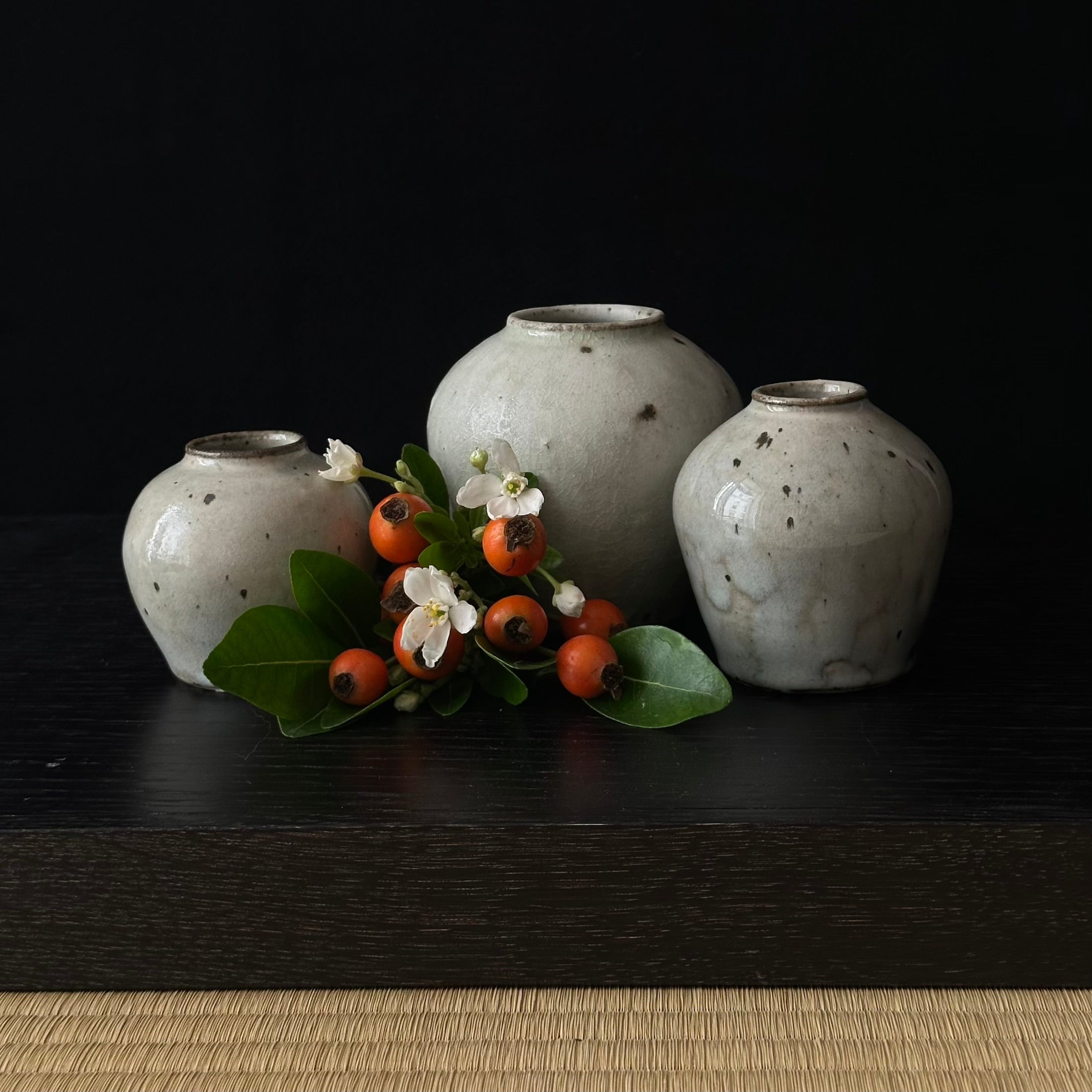 Trio de vases en céramique blanche kōhiki de Yukiko Takemoto