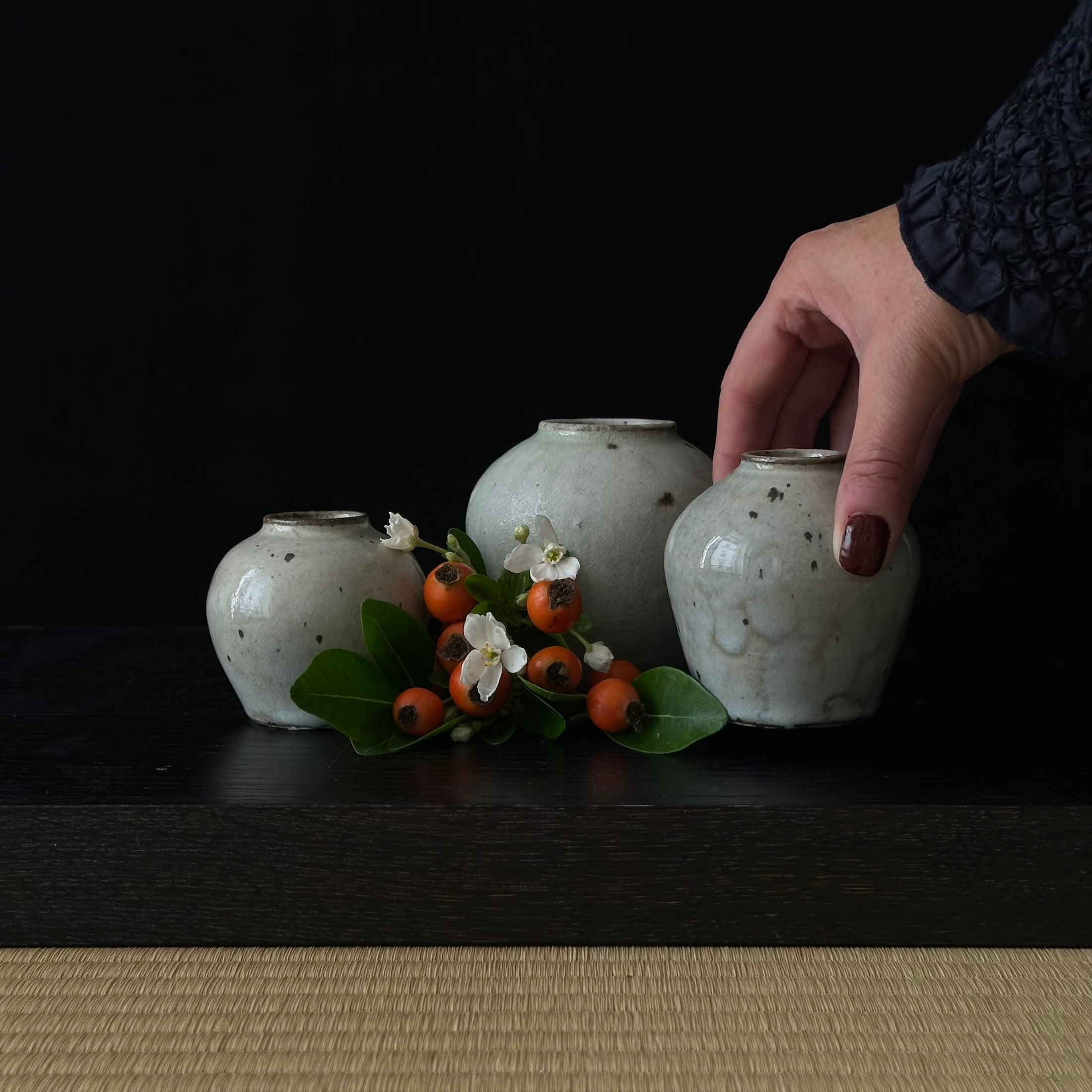 Trio de vases en céramique blanche kōhiki de Yukiko Takemoto