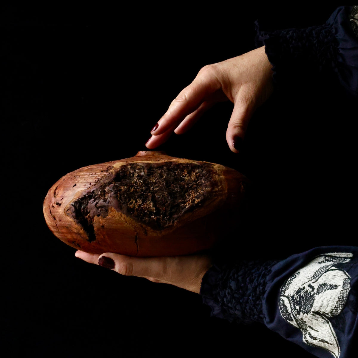 Vase-sculpture en sakura (bois de cerisier japonais) de Masahito Ikeda