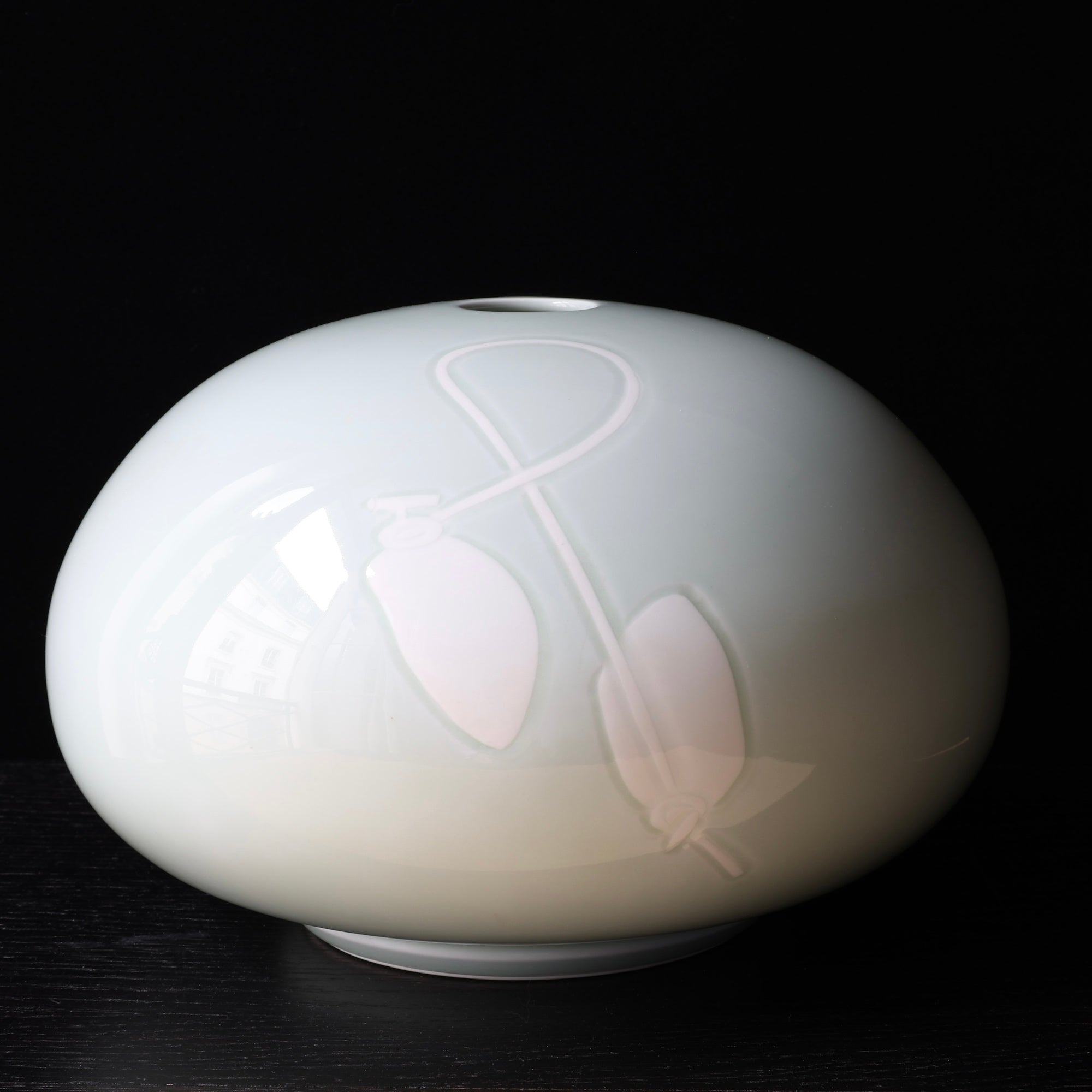 Vase en porcelaine céladon seihakuji et kakis de Inoue Manji, Trésor National Vivant