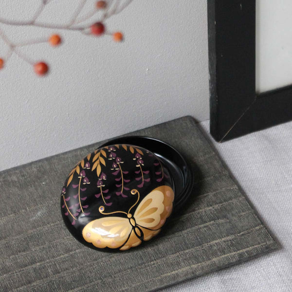 Petite boîte en laque urushi noire et maki-e, motif cho ni fuji (papillon et glycine)