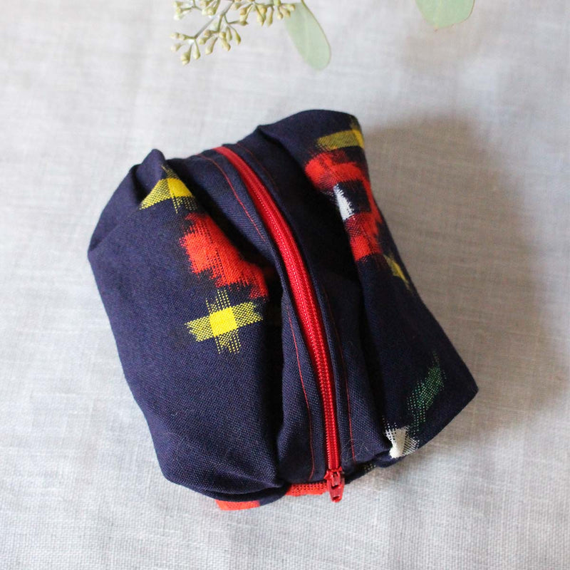 “HARI”, PETITE POCHETTE À TRÉSORS, TEXTILE KIMONO JAPONAIS VINTAGE INDIGO
